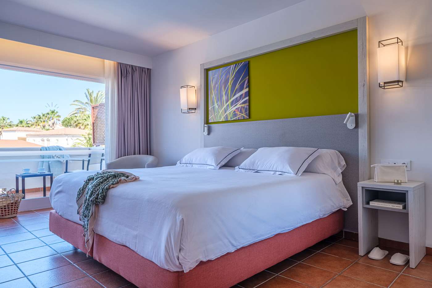 Oassium Hotel - Adults Only gaišs divvietīgs numurs ar balkonu, terakotas flīžu grīdu un skatu uz kūrorta dārzu Salovā, Spānijā.