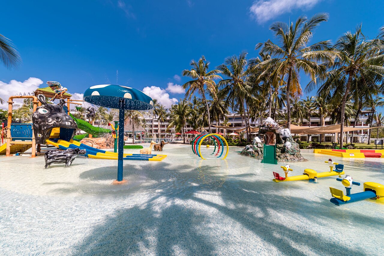 PrideInn Paradise Beach Resort & Spa Mombasa plašais bērnu ūdens atrakciju parks ar slidkalniņiem, strūklakām un palmām fonā