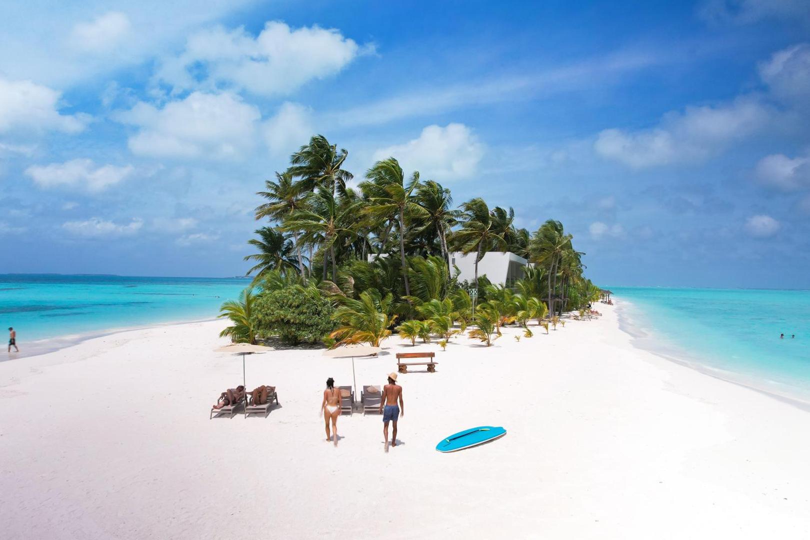 Hotel RIU Atoll Maldivu salās — skats no augšas uz balto smilšu pludmali, tirkīza ūdeni un palmu ieskautu kūrorta teritoriju