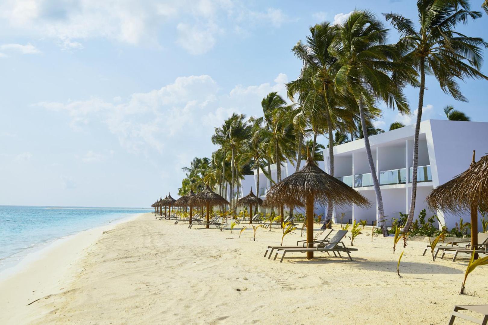 Hotel RIU Atoll piekrastes numuri ar tiešu piekļuvi pludmalei, saulessargiem un palmām Maldivu salu kūrortā