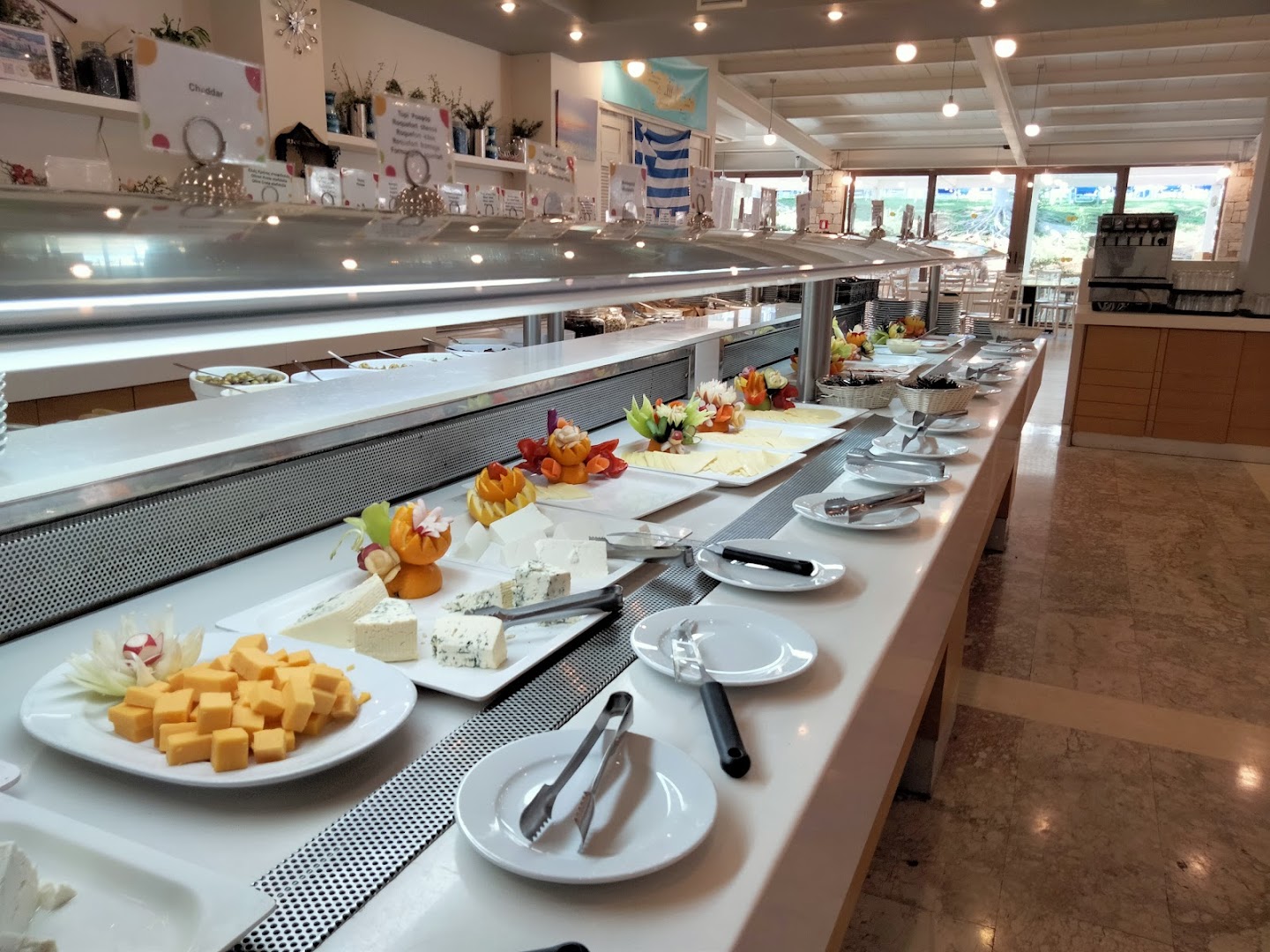 The Village Resort & Waterpark bufetes tipa restorāna siera izlase un uzkodas ar dekoratīviem augļiem