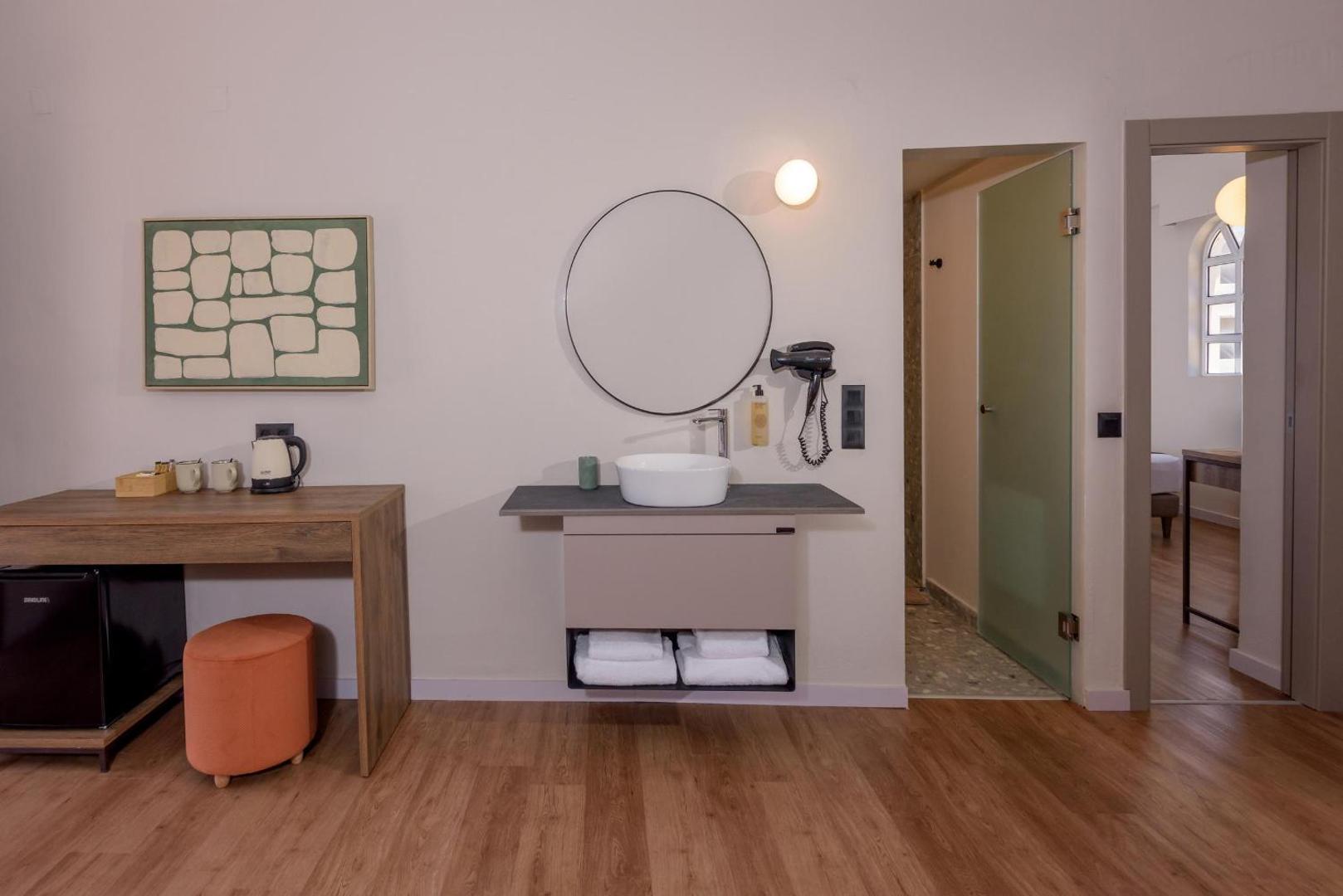 Zeus Hotels Ydoria Resort numura interjers ar izlietni, spoguli un kafijas pagatavošanas stūrīti modernā stilā