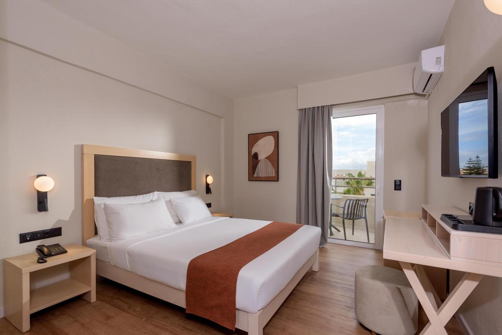 Zeus Hotels Ydoria Resort moderns divvietīgs numurs ar balkonu, darba galdu un plakanā ekrāna televizoru Hersonisā, Krētā