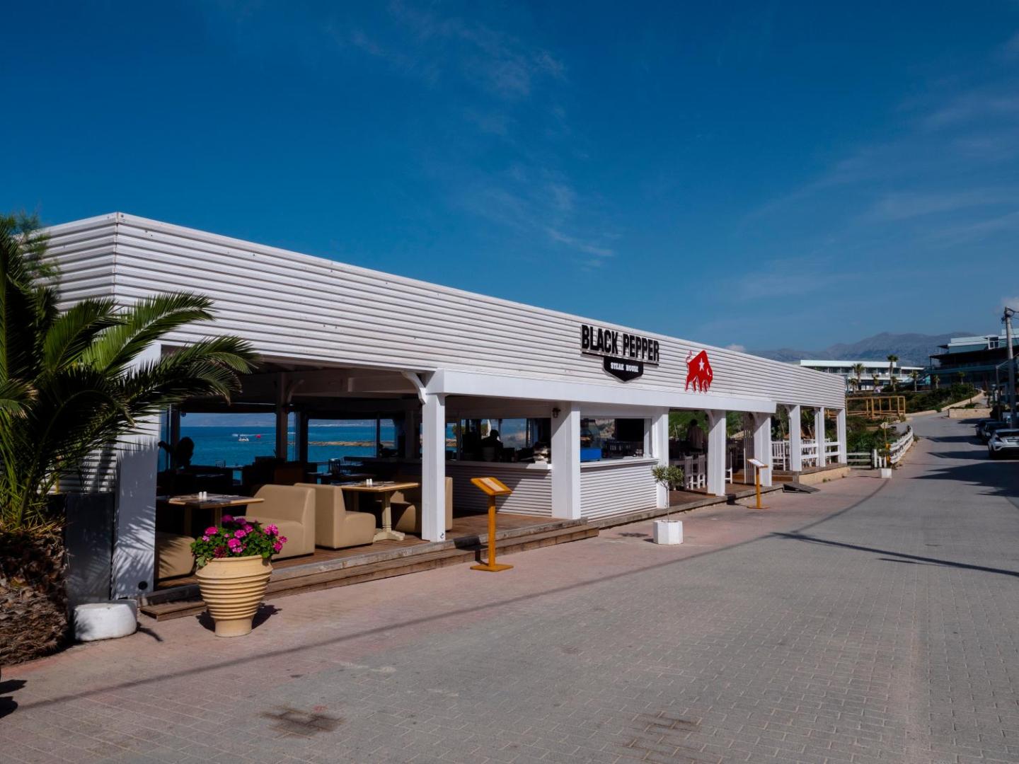 Black Pepper Steak House restorāna ēka Porto Greco Village kompleksā Hersonisā pie piekrastes ceļa