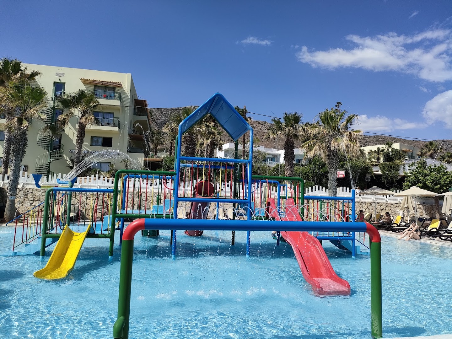 Porto Greco Village bērnu baseins ar krāsainiem slidkalniņiem un ūdens strūklakām kūrorta teritorijā Hersonisā