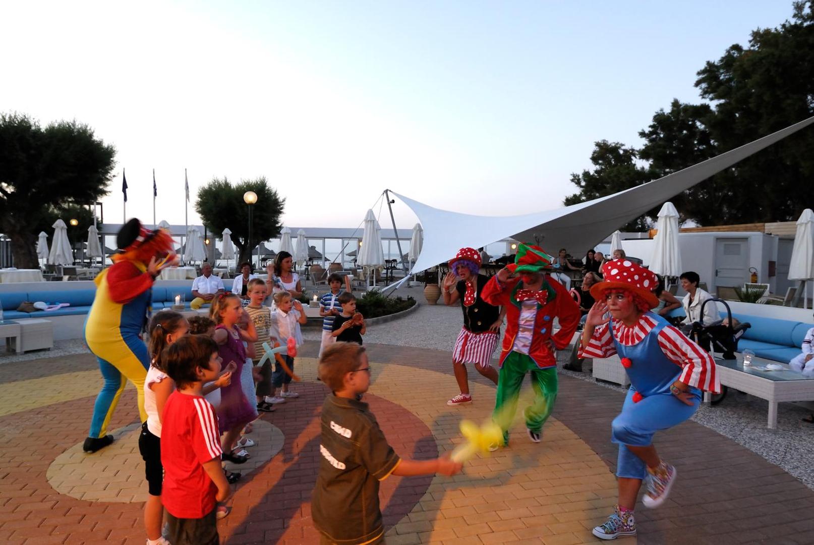 Annabelle Beach Resort vakara izklaides programma bērniem ar klauniem un animatoriem āra terasē Hersonisā, Krētā.