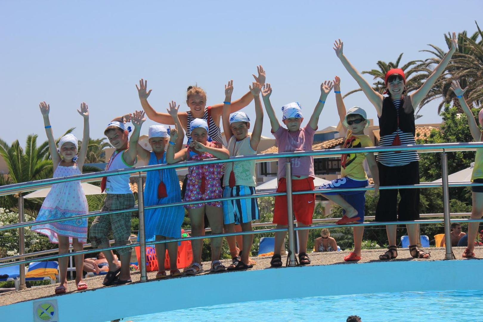 Bērnu izklaides programma Annabelle Beach Resort pie baseina ar animatoriem un priecīgiem bērniem pirātu tematikas pasākumā