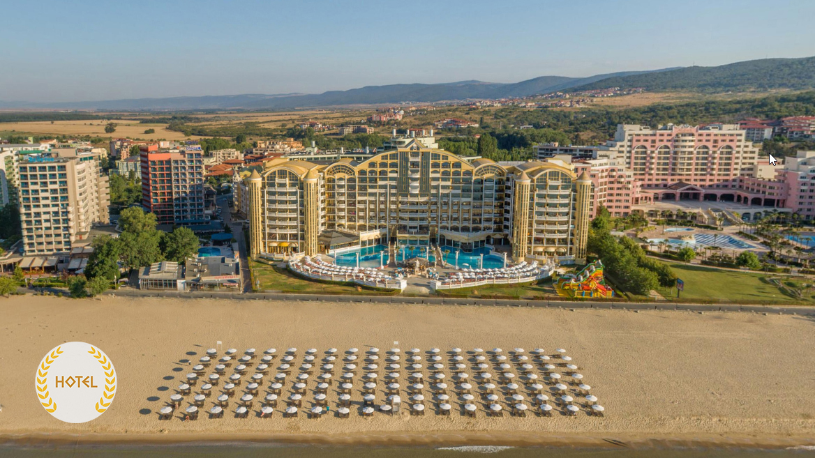 Imperial Resort panorāmas skats uz pludmali un Melno jūru Saulainajā krastā — plaša smilšu josla ar saulessargiem