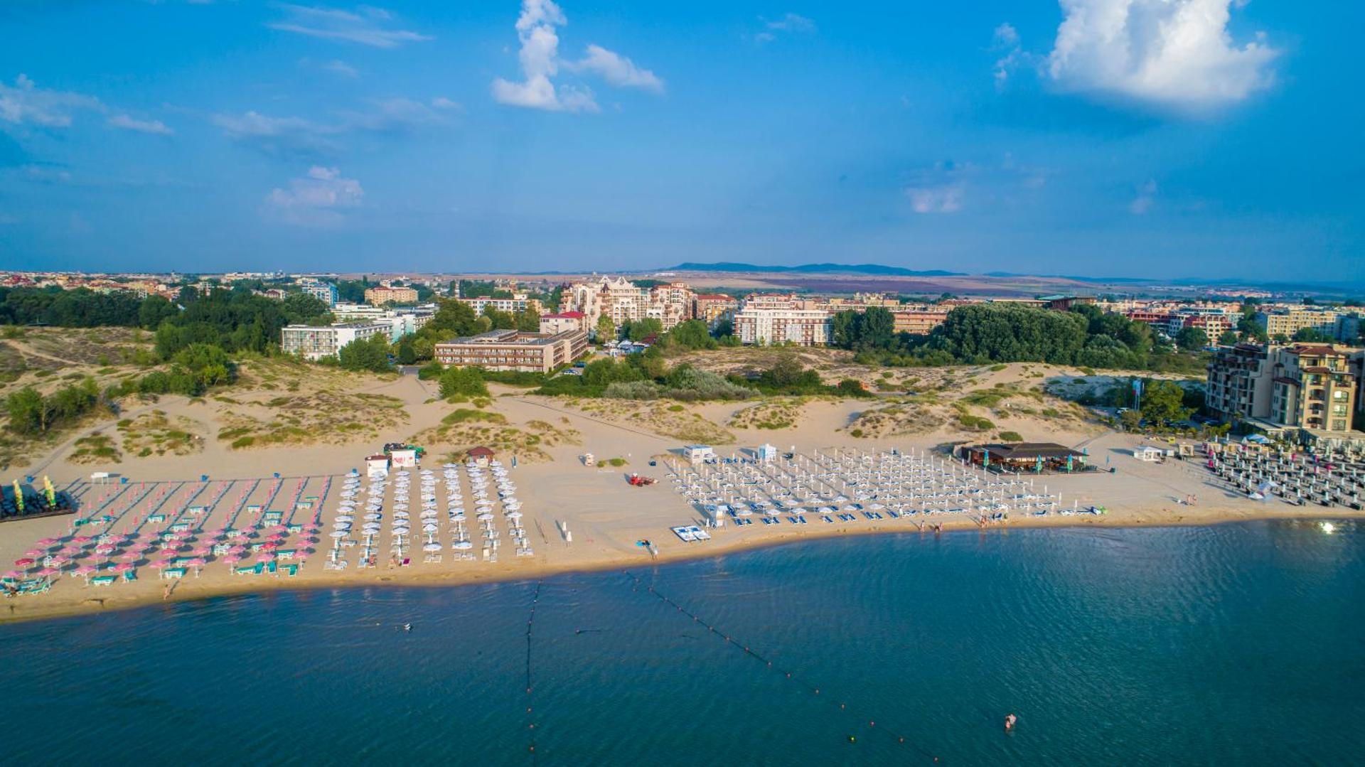 Aerofoto skats uz Imperial Resort apkārtni, plašo smilšu pludmali, kāpām un Melno jūru Saulainajā krastā, Bulgārijā