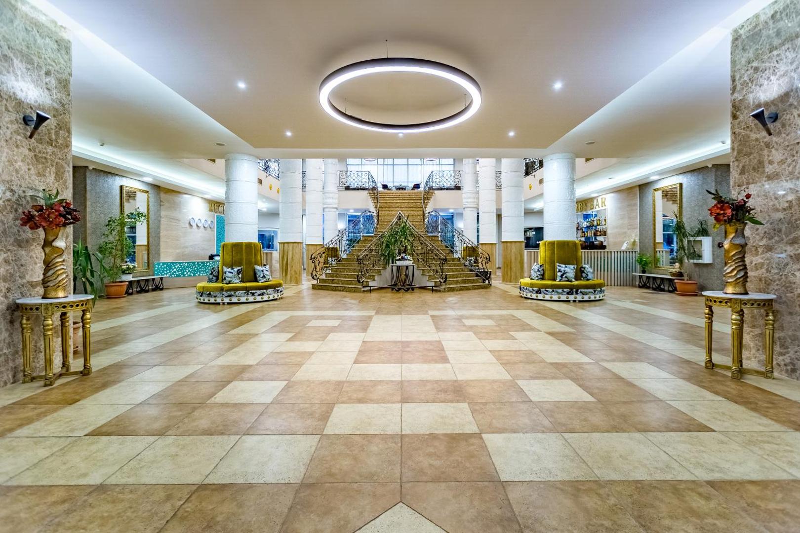 Imperial Resort plašais lobby vestibils ar marmora grīdu, greznām kāpnēm, kolonnām un modernu apļveida apgaismojumu