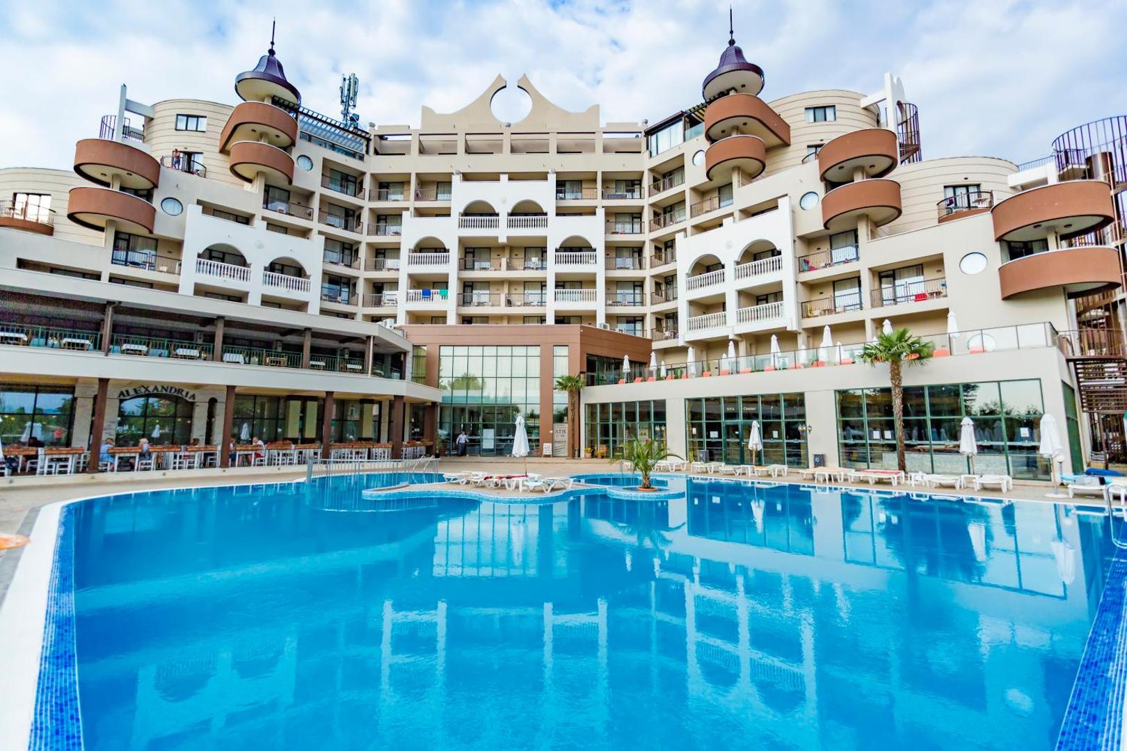 Imperial Resort viesnīcas ēkas fasāde un lielais āra baseins Saulainajā Krastā, Bulgārijā — plaša atpūtas zona pie ūdens