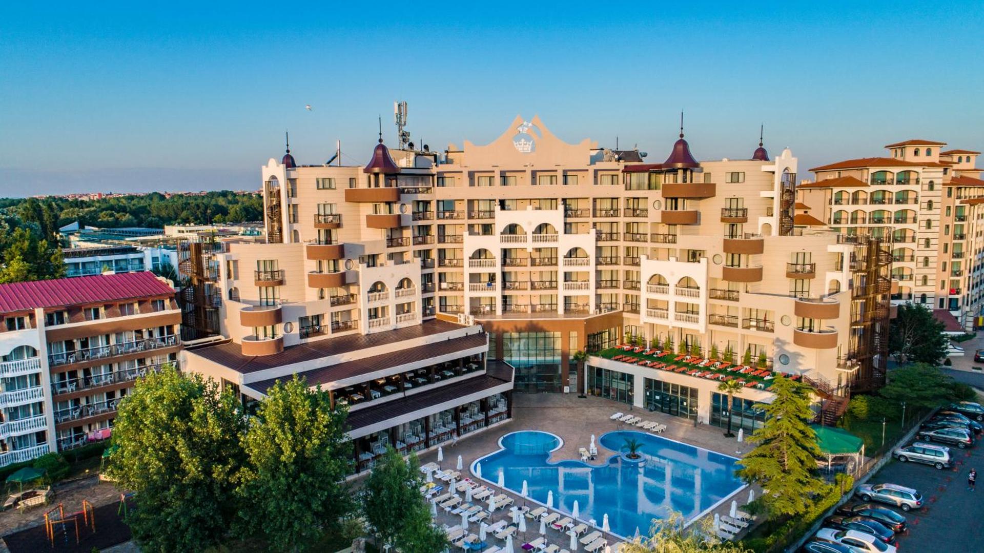 Imperial Resort viesnīcas ēka un āra baseins Saulainajā krastā, Bulgārijā — skats no augšas uz atpūtas zonu un arhitektūru