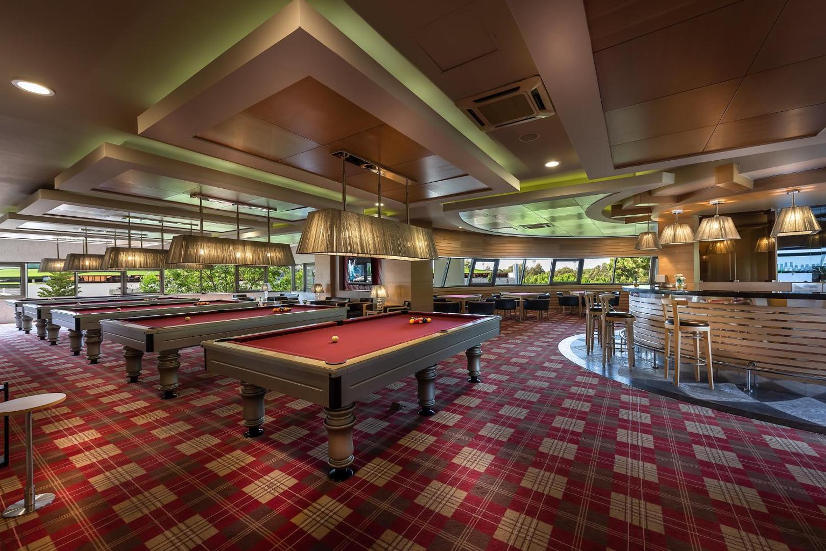 Cornelia Diamond Golf Resort & Spa biljarda zāle ar vairākiem galdiem, bāru un stilīgu interjeru atpūtas zonā