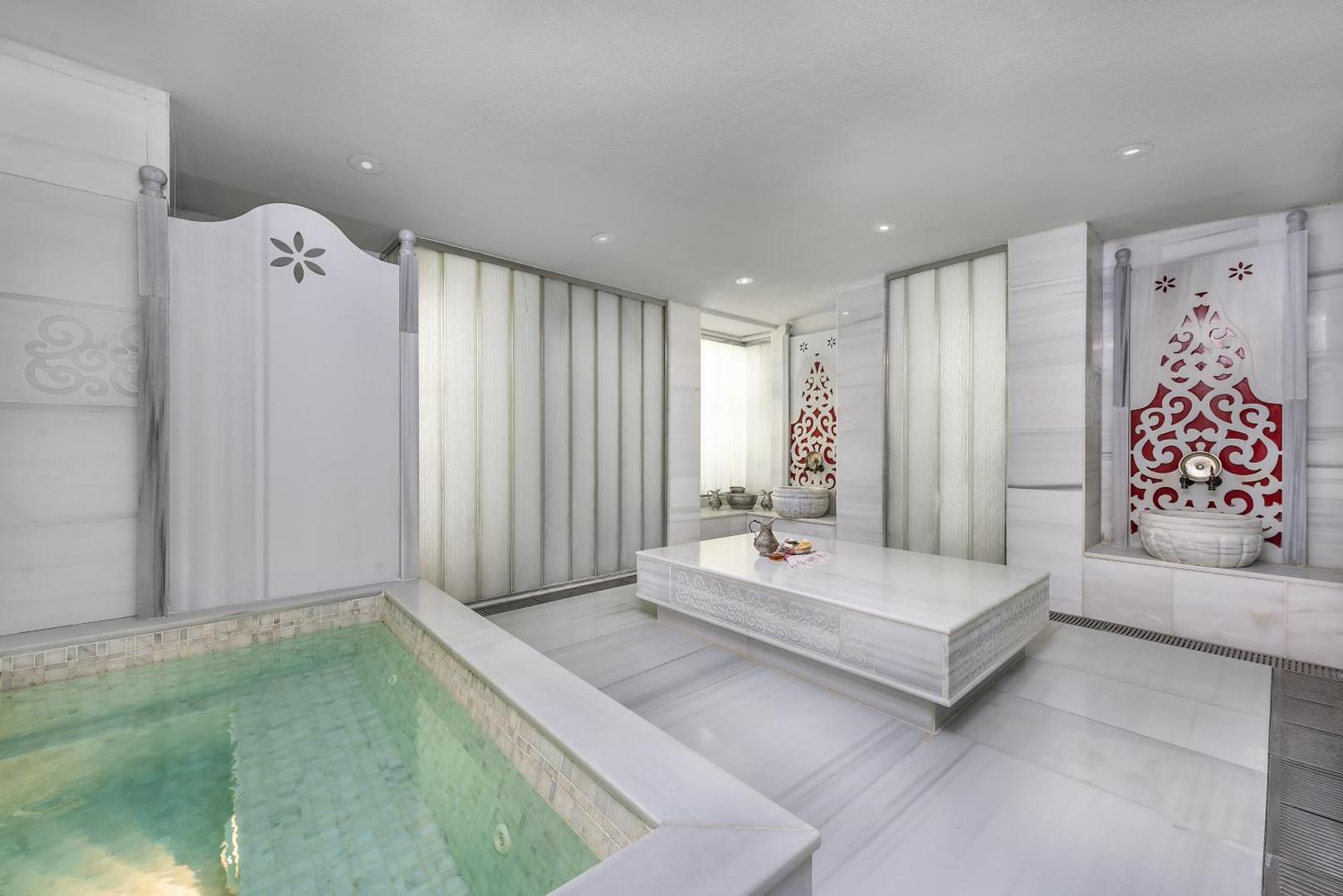 Cornelia Diamond Golf Resort & Spa tradicionāls turku hamams ar marmora apdari, baseinu un dekoratīviem elementiem spa centrā