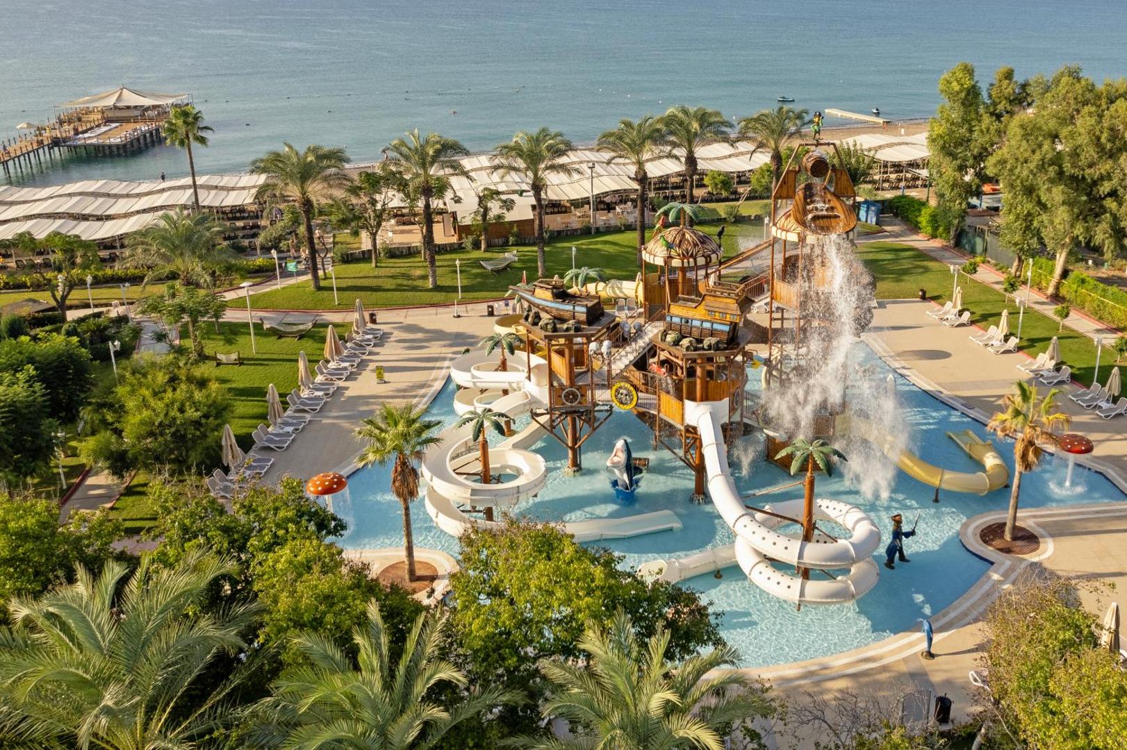 Dobedan Exclusive Hotel & Spa lielais akvaparks ar pirātu kuģa tematiku, slidkalniņiem un baseinu pie Vidusjūras krasta Belekā