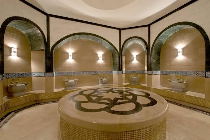 Dobedan Exclusive Hotel & Spa tradicionālais turku hamams ar marmora apdari un rakstainu centrālo akmeni spa centrā