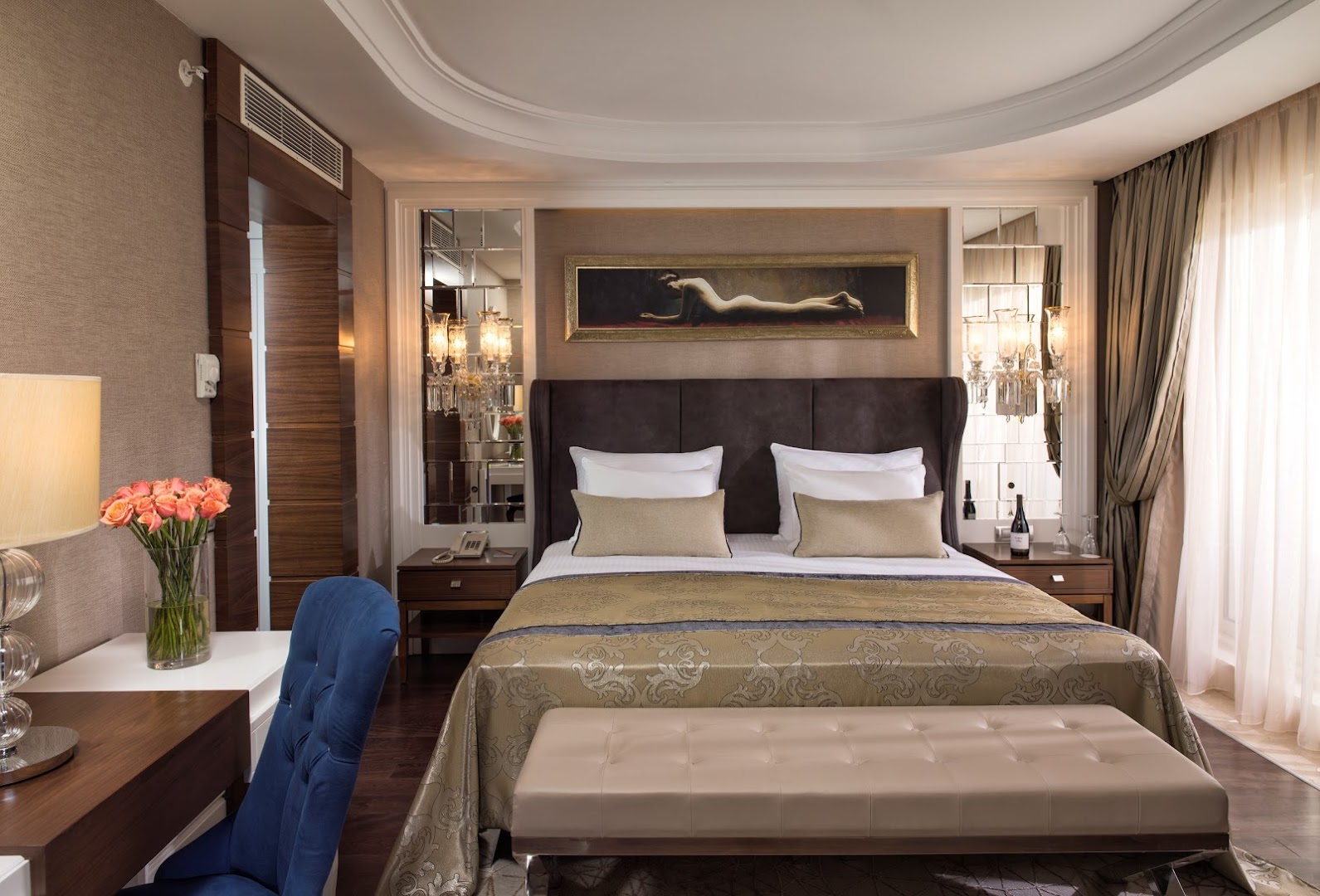 Dobedan Exclusive Hotel & Spa grezns numurs ar lielu gultu, mākslas darbiem pie sienām un elegantu apgaismojumu Belekā, Turcijā