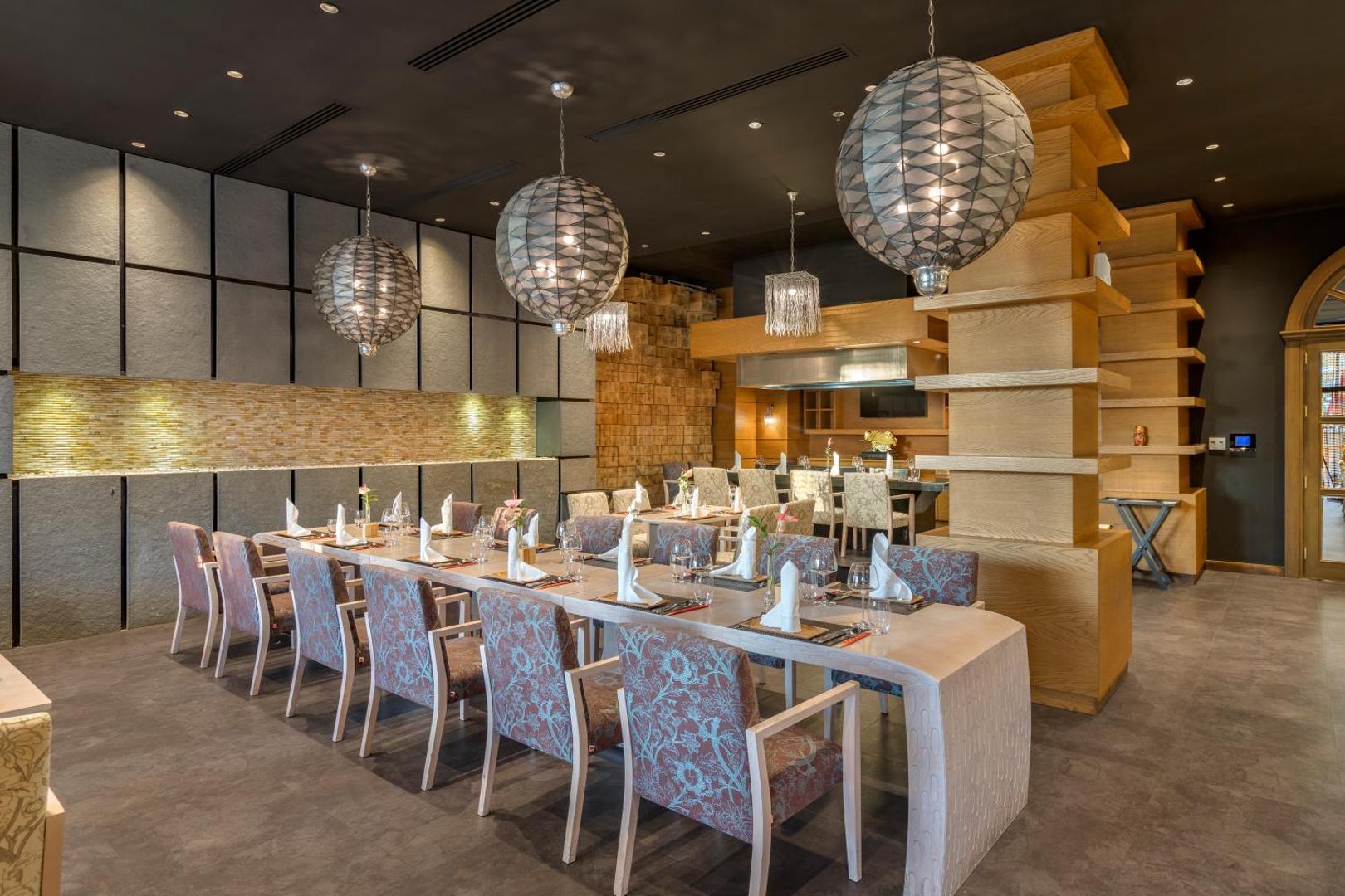 Dobedan Exclusive Hotel & Spa a la carte restorāns ar modernu dizainu, akmens sienām un eleganti klātiem galdiem vakariņām