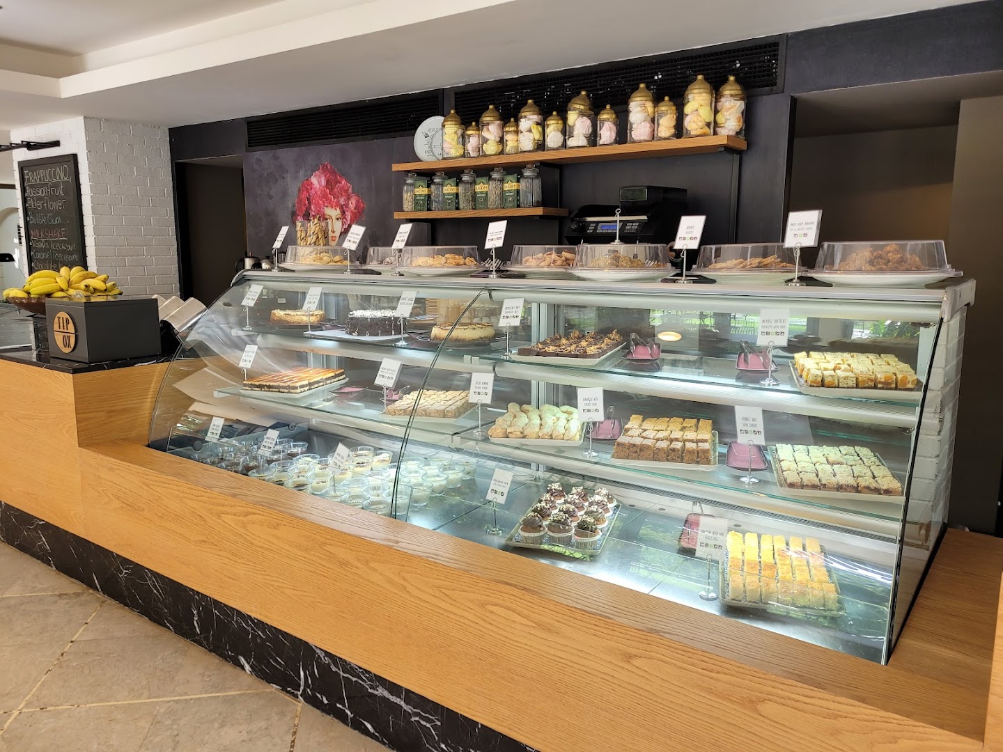 Barut Hemera konditorejas vitrīna ar plašu kūku, smalkmaizīšu un tradicionālo turku saldumu izvēli viesiem
