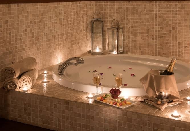 Barut Hemera spa centra džakuzi ar svecēm, šampanieti un augļiem — romantiska atmosfēra relaksācijai kūrortā Sidē, Turcijā