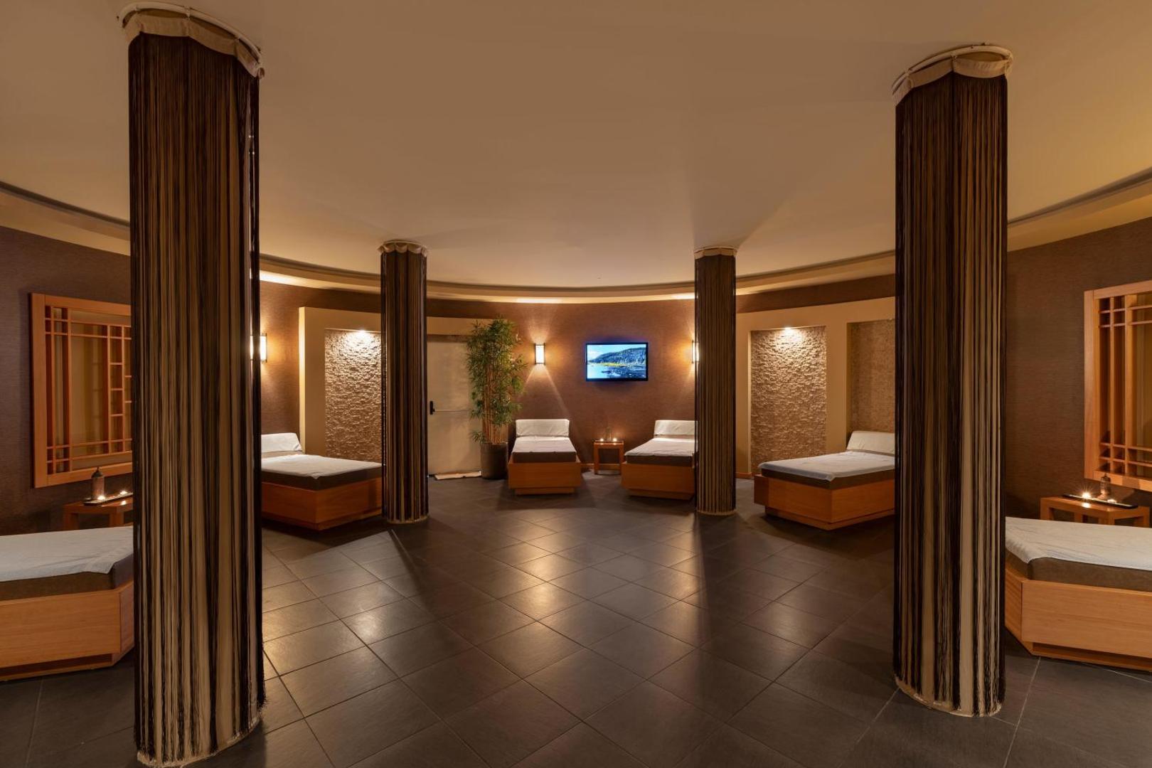Limak Atlantis De Luxe spa centra atpūtas telpa ar mīkstiem zviļņiem, siltu apgaismojumu un mierīgu atmosfēru relaksācijai.