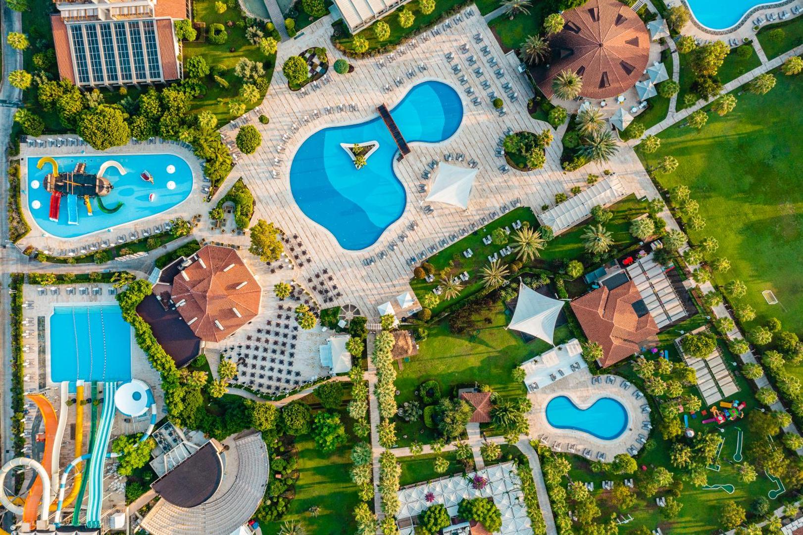 Bellis Deluxe Hotel plašā teritorija no putna lidojuma Belekā — vairāki āra baseini, bērnu akvaparks un zaļi dārzi