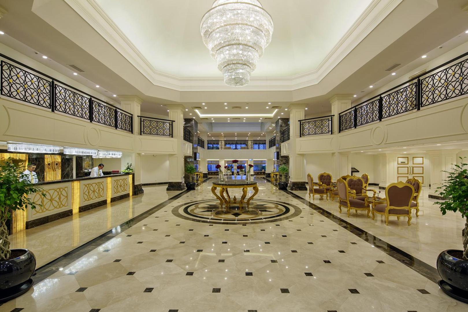 Bellis Deluxe Hotel greznais vestibils Belekā ar lielu kristāla lustru, marmora grīdām un klasiska stila atpūtas mēbelēm