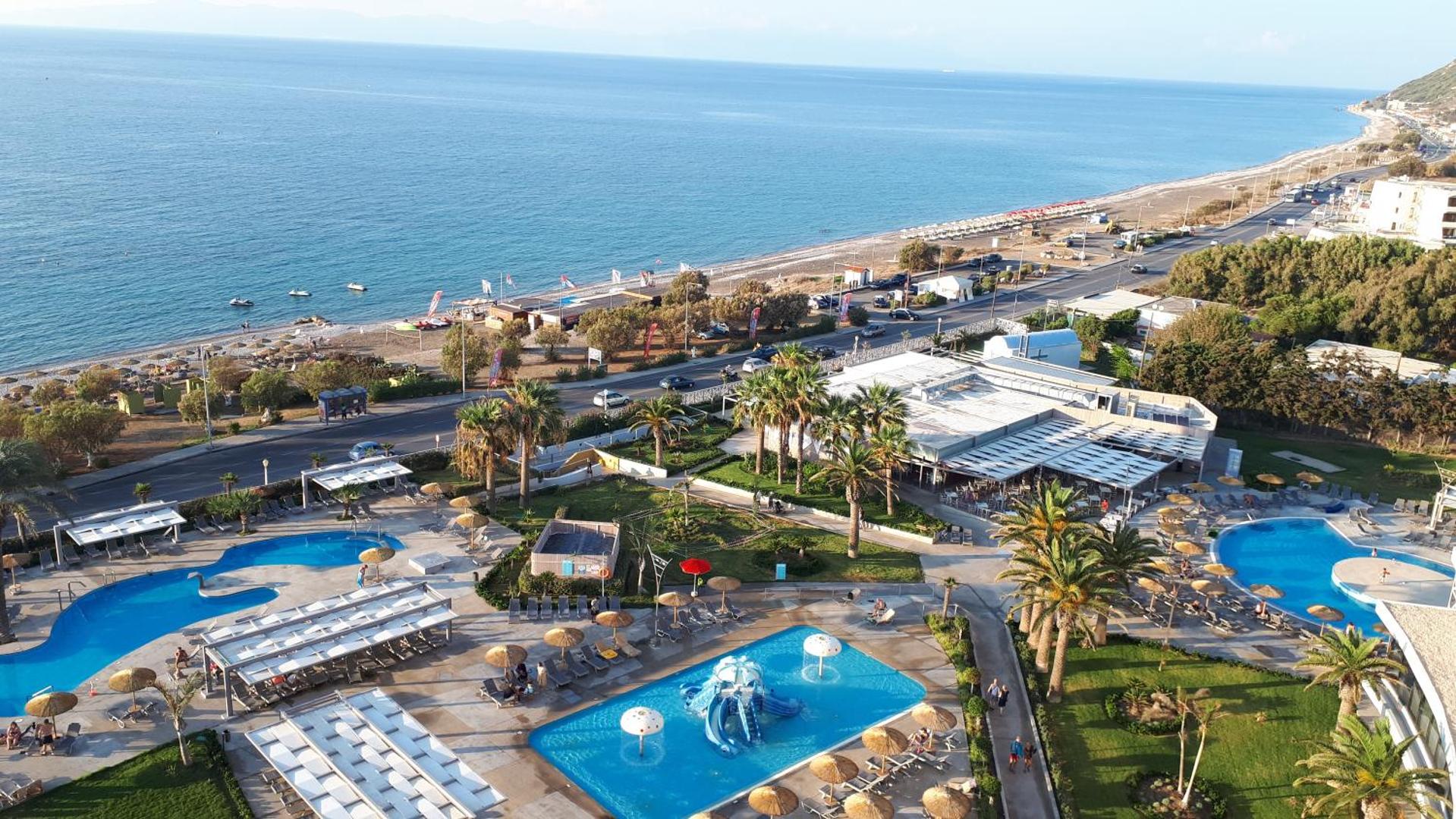 Akti Imperial Deluxe Resort & Spa teritorijas skats no augšas ar vairākiem baseiniem, bērnu ūdens atrakcijām un tiešu piekļuvi pludmalei