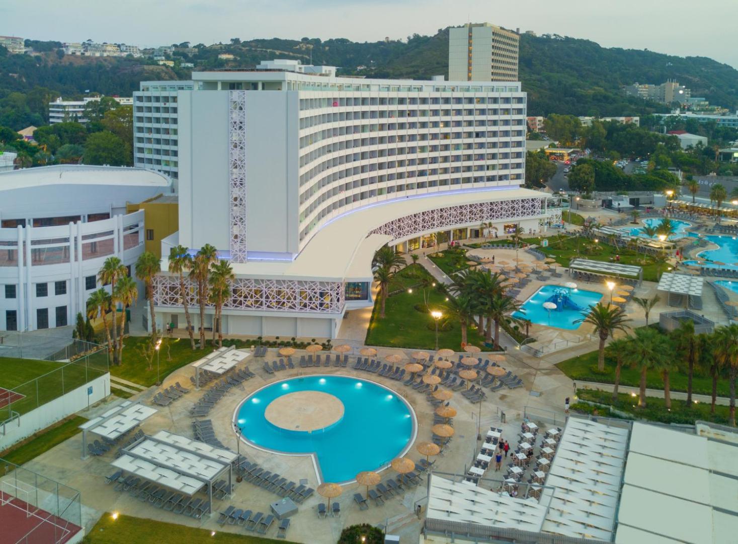 Akti Imperial Deluxe Resort & Spa bērnu baseins ar slidkalniņu un atpūtas zona ar saulessargiem Rodas kūrortā