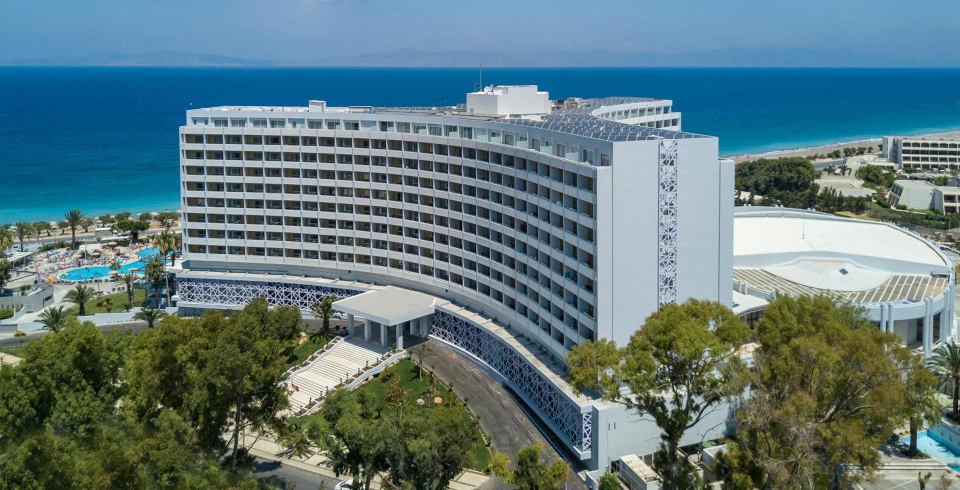 Akti Imperial Deluxe Resort & Spa modernā viesnīcas fasāde un ieeja Rodas salas piekrastē ar skatu uz zilo jūru