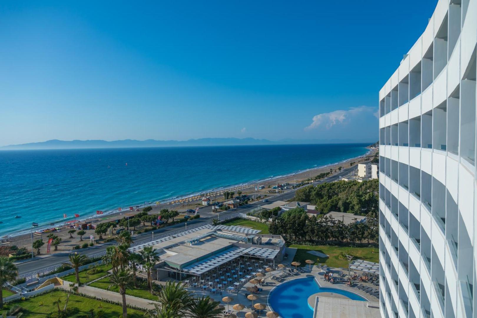 Akti Imperial Deluxe Resort panorāmas skats uz pludmali, baseinu un viesnīcas ēku Rodas piekrastē, Grieķijā