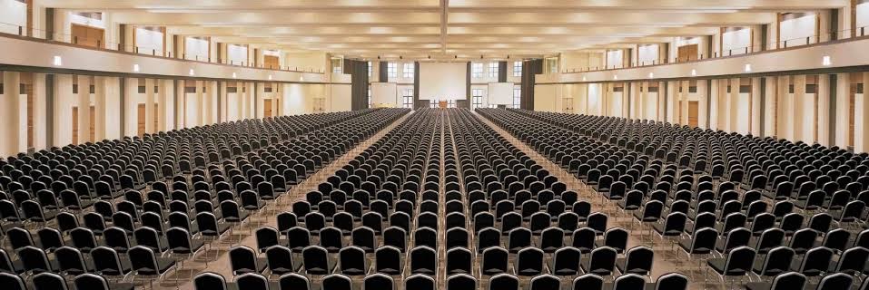Plaša Akti Imperial konferenču zāle ar simtiem melnu krēslu rindām un augstiem griestiem pasākumiem Rodas salā