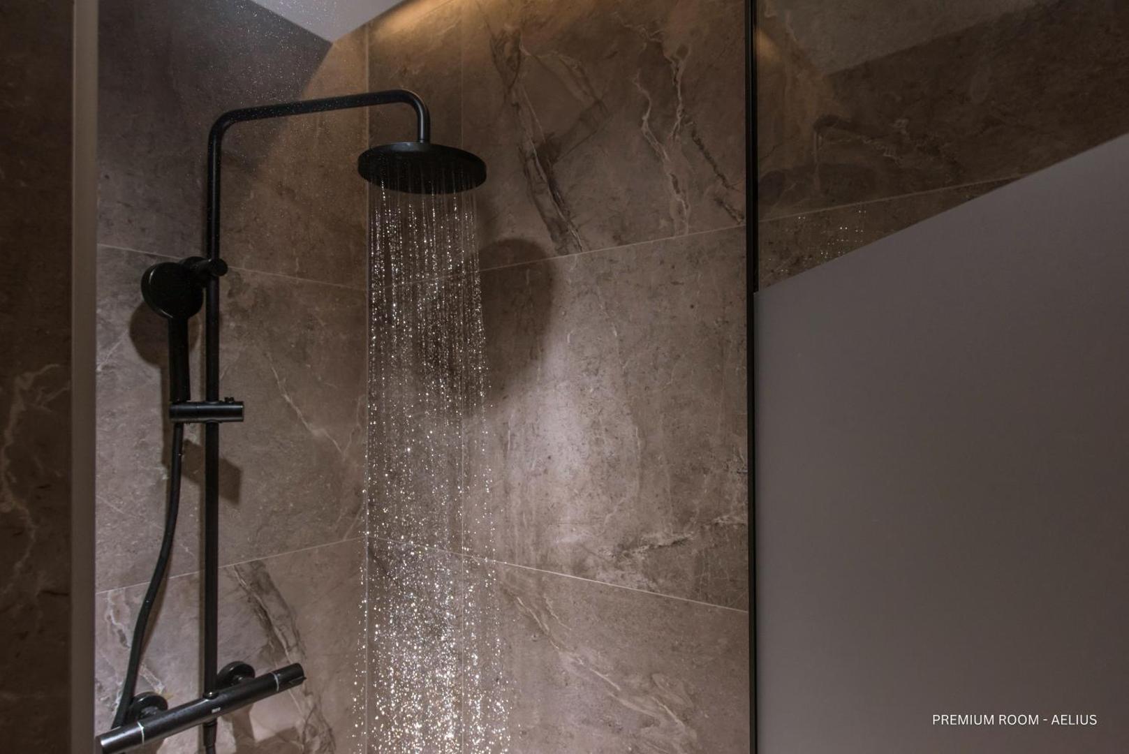 Aelius Hotel and Spa premium numura modernā duša ar lietus tipa galvu un tumša marmora dizaina flīzēm