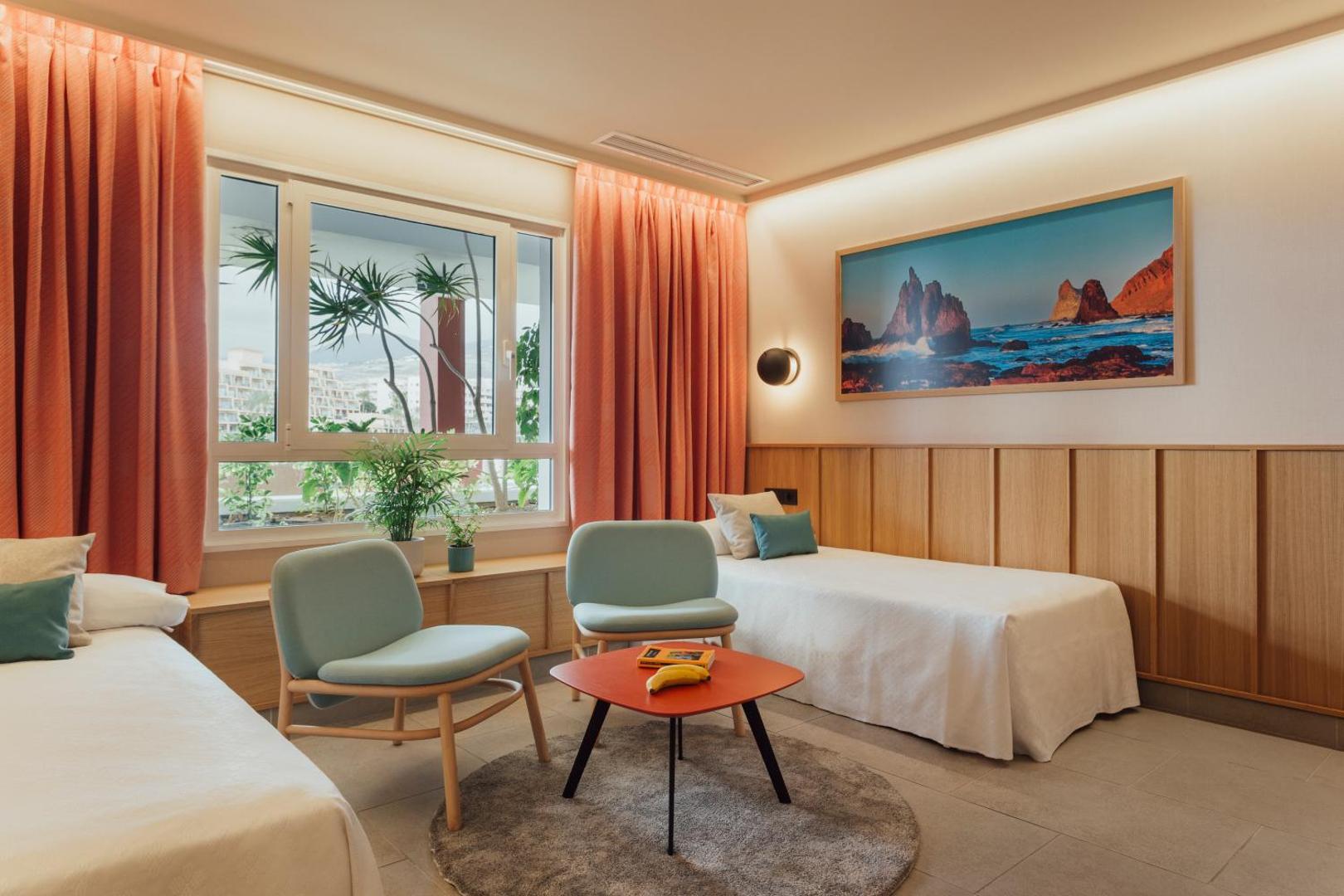 Roca Nivaria Gran Hotel gaišs numurs ar divām gultām, atpūtas zonu un skatu uz dārzu