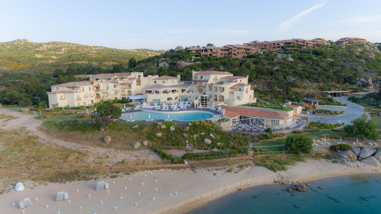 Viesnīca Cala Cuncheddi pie jūras ar baseinu un terasi