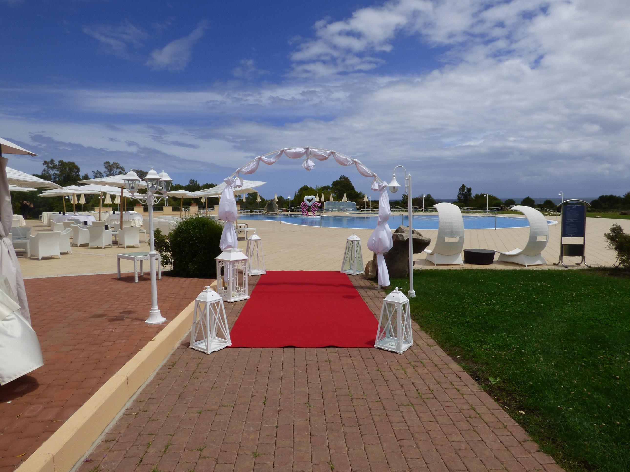 Baia del Porto viesnīcas āra baseins ar sarkanā paklāja uzstādījumu