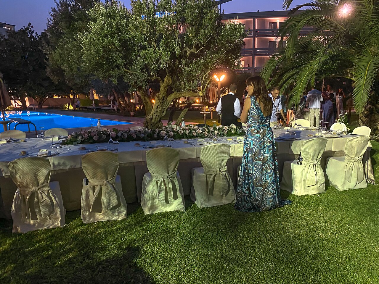 Rada Siri Hotel dārza svinības ar izgaismotu baseinu