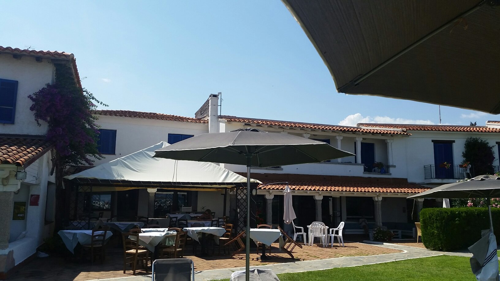 San Paolo viesnīcas terase ar saulessargiem un galdiem