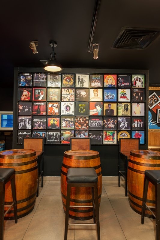 Citymax al Barsha bārs ar mūzikas platēm un mucu galdiem.