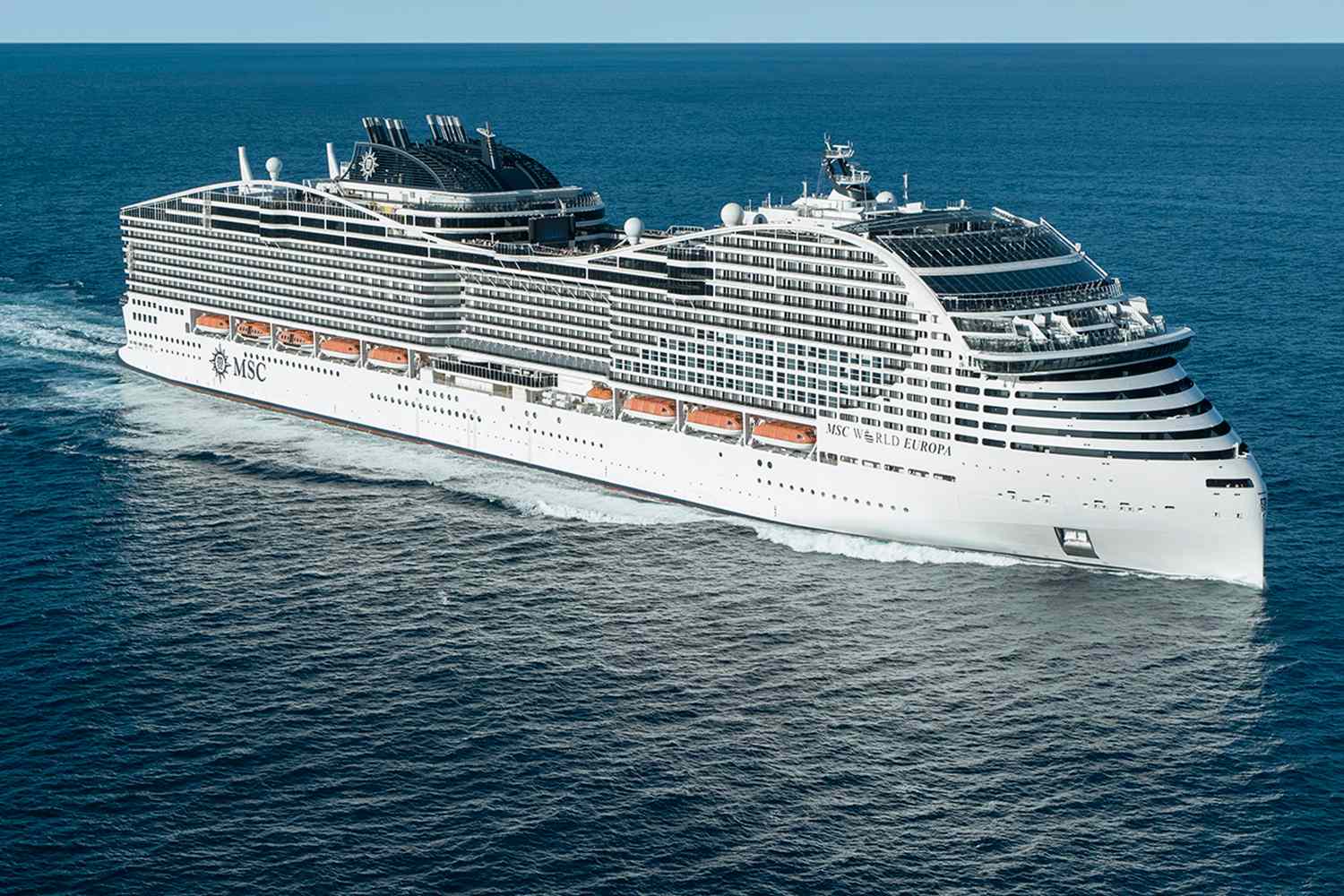 MSC World Europa kruīza kuģis – iespaidīgs skats no augšas Vanilla Travel kruīzā