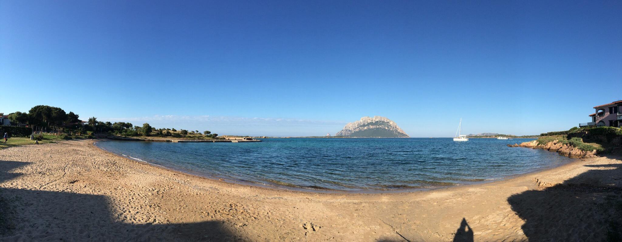 Panorāmas skats uz pludmali ar San Paolo salu fonā.