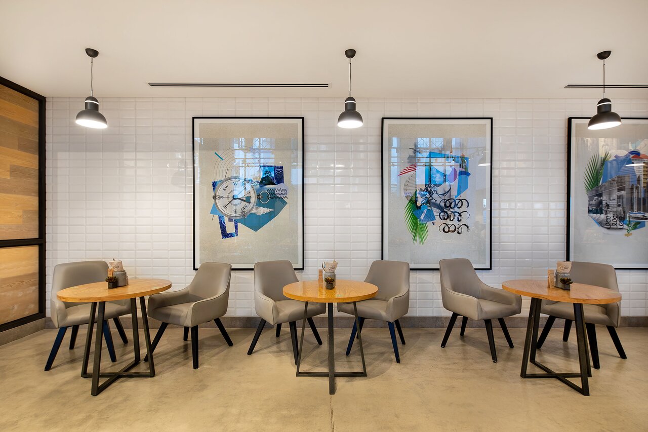 Rove Dubai Marina kafijas stūrītis ar modernu dizainu.