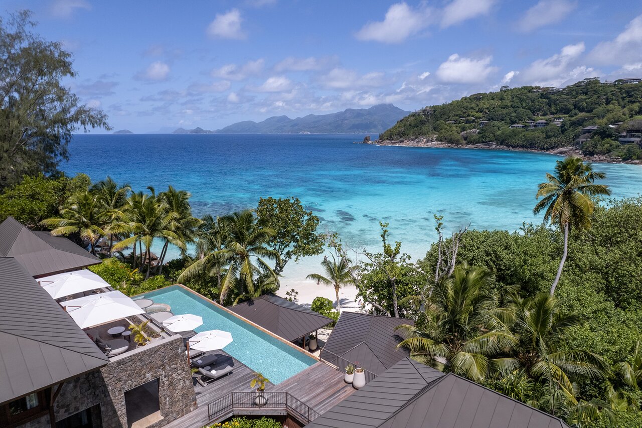 Four Seasons Resort Seychelles villa ar baseinu un skatu uz tirkīzzilo okeānu.