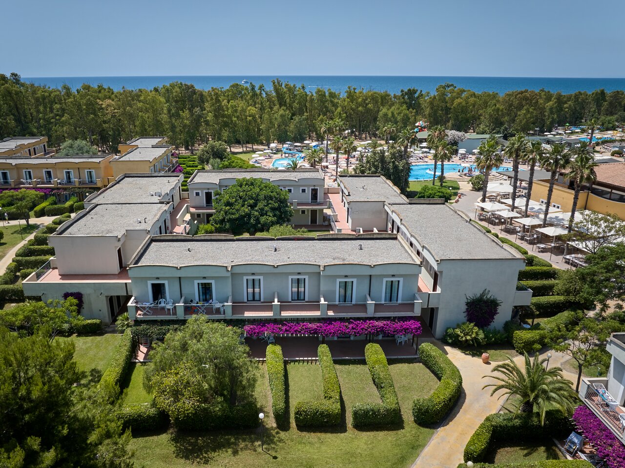 Serene Resort piejūras skats ar baseiniem un zaļajiem dārziem.