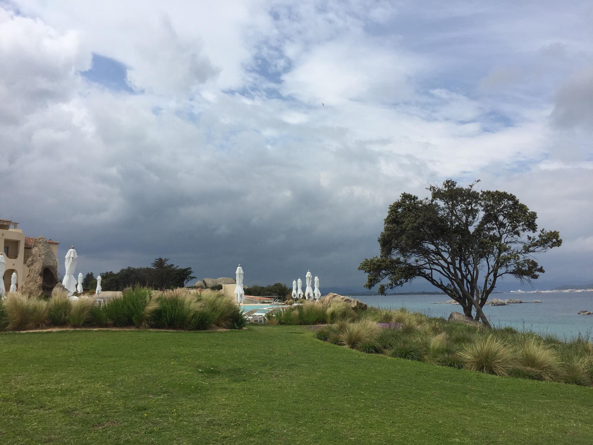 Cala Cuncheddi piekrastes skats ar mākoņainām debesīm.