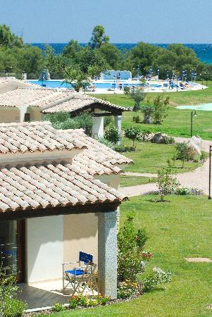 Baia del Porto viesnīca piekrastē ar skatu uz baseinu un jūru.