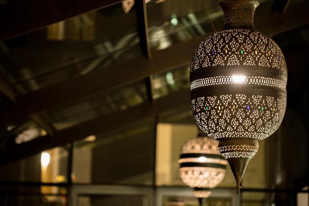 Eleganti stikla lampas ar izsmalcinātu rakstu un gaismu, kas rada siltu atmosfēru. Ideāli piemērotas interjera dekorēšanai.