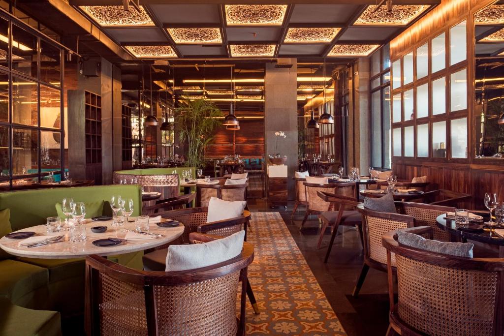 Eleganta ēdamzāle ar modernu interjeru viesnīcā Jambuluwuk Oceano Seminyak.