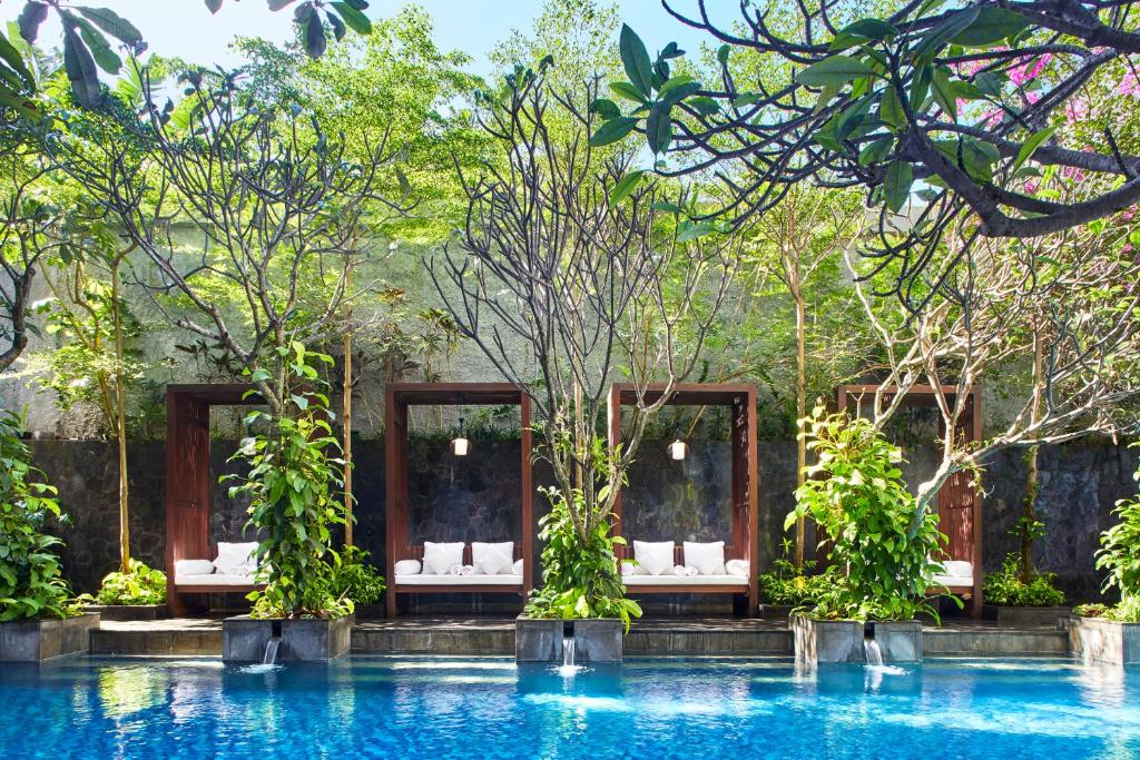 Peldbaseins ar atpūtas zonu Jambuluwuk Oceano Seminyak viesnīcā