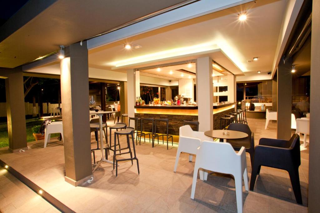Bārs Matoula Beach Hotel ar mūsdienīgu interjeru un apgaismojumu piekrastē.